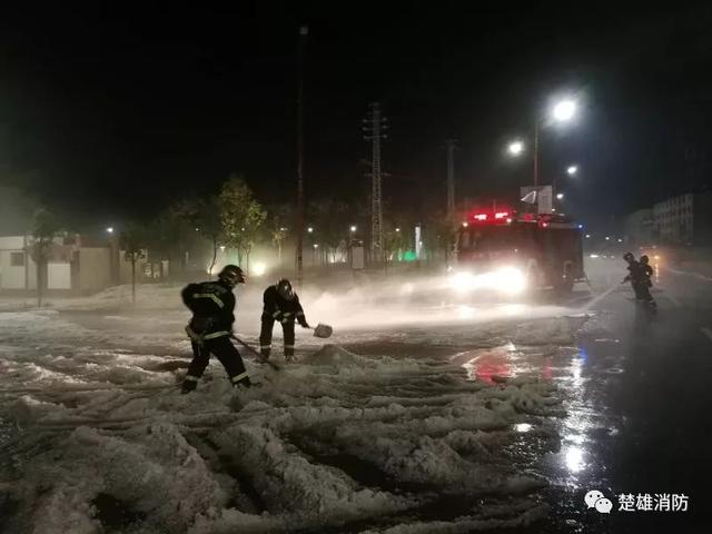 山西冰雹下的奇遇，温暖瞬间在风雨中闪耀